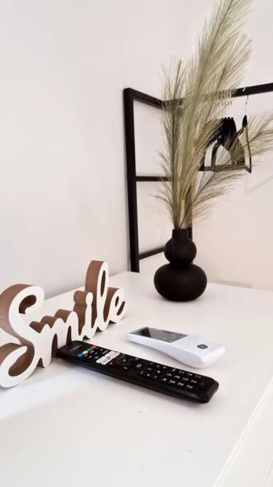 Chic Apt Near Acropolis - Avdi Square Athens Ngoại thất bức ảnh