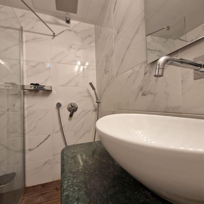 Chic Apt Near Acropolis - Avdi Square Athens Ngoại thất bức ảnh