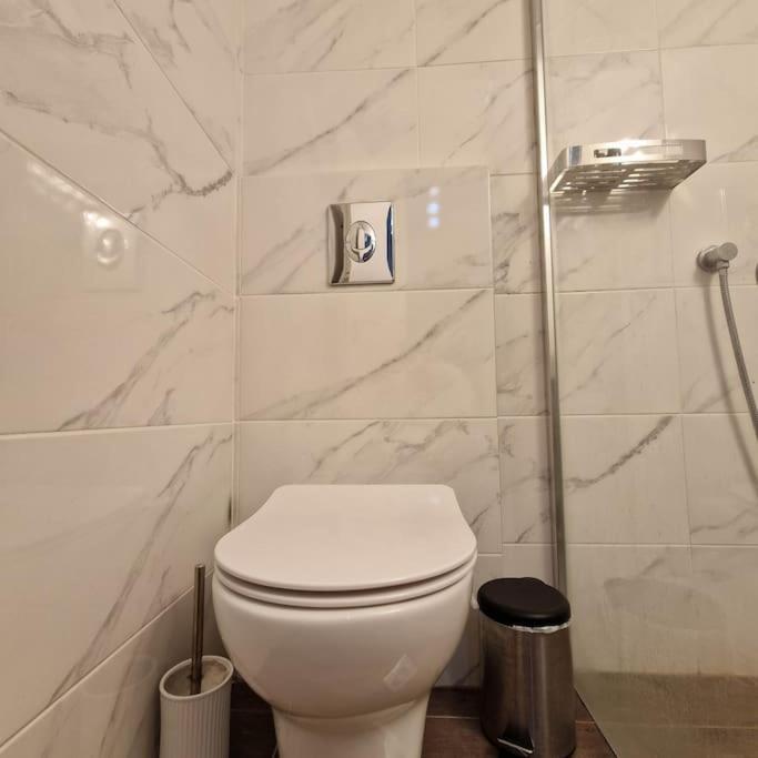 Chic Apt Near Acropolis - Avdi Square Athens Ngoại thất bức ảnh