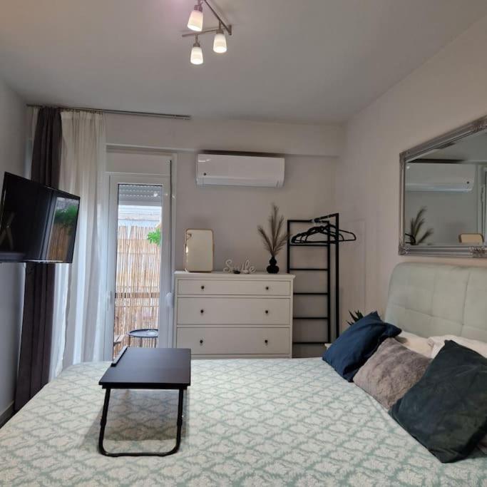 Chic Apt Near Acropolis - Avdi Square Athens Ngoại thất bức ảnh